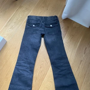 Jeans med snygga fickor  - Säljer dessa helt oanvända jeansen från Gina Young, beställde två stycken i olika storlekar men sen råkade jag ta bort prislappen på fel byxor så därav säljer jag dom istället