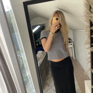 Randig T- shirt  - Säljer min superfina randiga T- shirt från H&M i storlek S som tyvärr inte längre kommer till användning🖤🤍 100kr+ frakt 