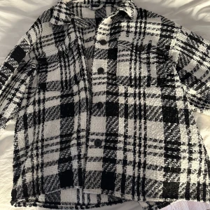 Jacka/kofta - En jacka från Gina Tricot. Använd men i bra skick 🌸