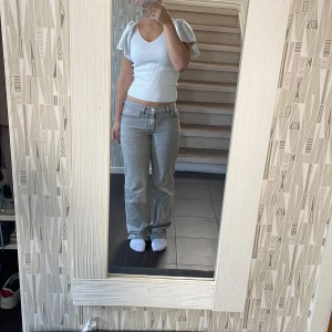 Jeans  - Lowwaist jeans från Gina tricot som var väldigt eftertraktade för ett tag sedan och oftast är slutsålda på hemsidan! Nästan nyskick å nypris 500kr Innebenslängd-83,5cm Midjemått(rakt över)-36,5cm