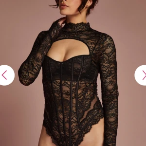Spetsbody - Body i spets som jag använt en gång som festtopp, från Hunkemöller och den är i storlek XS🤍slutsåld på hemsidan och nypriset är 749 kr