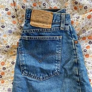 Kjol Levis  - Högmidjad jeanskjol från Levis. Storlek W34