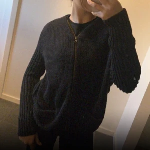 Kofta från ACNE - Svart kofta från ACNE, med cool dragkedje detalj Från : Acne studios Storlek : S  Använd 2 gånger