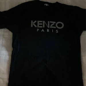 Kenzo Paris T-shirt - Utrensning av garderoben,  Tröjan är i använd men i fint skick och är också ett riktigt kap.  Nypris: 999:-  För fler frågor eller bilder, skicka pm.