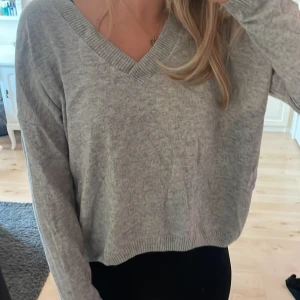 Långarmad tröja - Söt långarmad tröja, v ringad med glittriga sömmar, ganska tunt material!