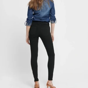 Only svarta jeans - Säljer dessa jeans eftersom de är för små på mig. Endast använda ett par gånger, så de är i nyskick💕 Stretchiga svarta jeans i storlek W29/L30. Ord. pris 499:-.
