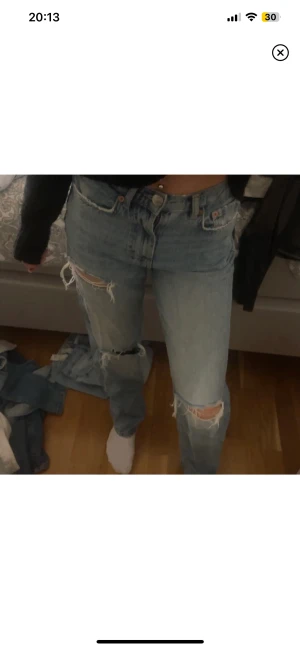 jeans gina tricot - är i storlek 32, men passar mig som på bilden är 34/36🩷