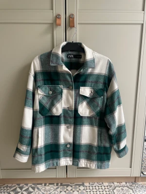 Skjortjacka - Säljer denna superfina jackan från Zara eftersom den inte passar mig. Den har använts ett par gånger men är i fint skick!