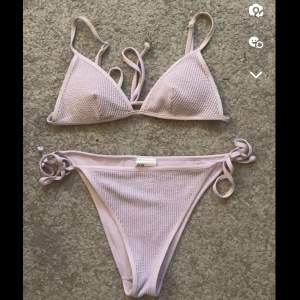 säljer denna jätte söta ljus lila bikinin ifårn hm. aldrig använd endast testad då ja råkade köpa fel storlek!!! nypris 300 säljer för 120💞
