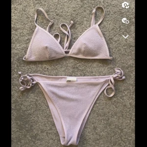 ljus lila bikini - säljer denna jätte söta ljus lila bikinin ifårn hm. aldrig använd endast testad då ja råkade köpa fel storlek!!! nypris 300 säljer för 120💞