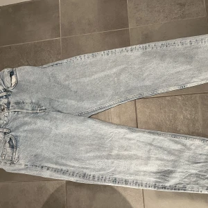 Ljusblåa jeans från Weekday - Ljusblåa ”Barrel” jeans från Weekday inköpta för 1 år sedan, knappt använda. 