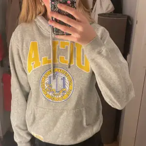 Mysig grå hoodie med gult ucla tryck. Från hm i storlek xs, använd fyra gånger. Kontakta vid frågor, köparen står för frakten.