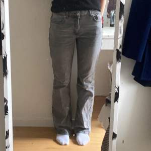 Grå jeans från ginatricot. Använt fåtal gånger, är som nya! Skriv gärna i sm för frågor 💕Är vanligtvis storlek 38-40 så de sitter lite mer oversized på mig.
