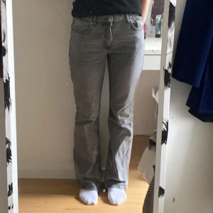 Grå jeans - Grå jeans från ginatricot. Använt fåtal gånger, är som nya! Skriv gärna i sm för frågor 💕Är vanligtvis storlek 38-40 så de sitter lite mer oversized på mig.