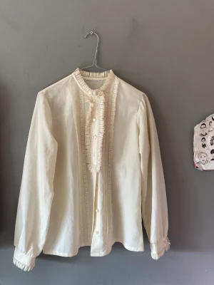 Vintage blus - Söt vintage blus i polyester. Märke och storlek saknas men uppskattningsvis S/M