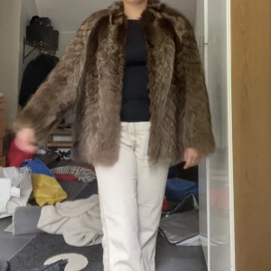 Skitsnygg pälsjacka  - Jättefin pälsjacka i äkta päls! Köpt secondhand men i väldigt fint skick! Skriv för fler bilder 