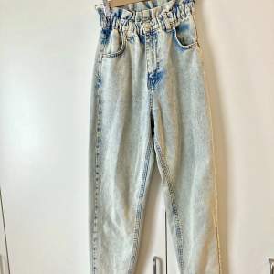 Fina ljsblå jeans (acid wash) i mom jeans stil från Gina Tricot i storlek 34