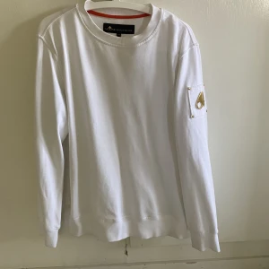 Moose knuckels tröja - Den är som ny använd fåtal gånger skick 9/10 Köpt på johnells Ny pris 2700