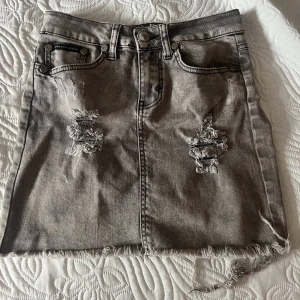 Philipp Plein kjol - Superfin kortare modell av philipp plein. Mörkgrå, har tyvärr blivit för liten. Haft den länge men däremot väldigt sparsamt använd:)