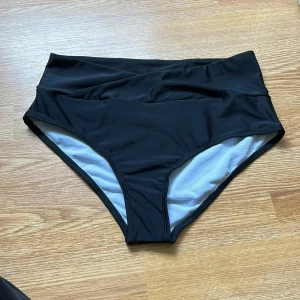 Ny bikini-underdel - Helt ny underdel, aldrig använd. Högmidjad 