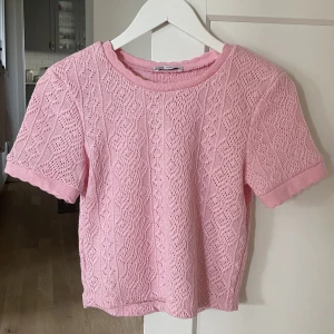 Söt Zara topp - Säljer min as fina Zara topp då den inte längre kommer till användning 💕Super fin rosa färg, är i storlek M men är små i storleken och passar mig som vanligtvis har XS/S. Den är använd med i väldigt fint skick utan några som helst tecken på användning 🫶🏼