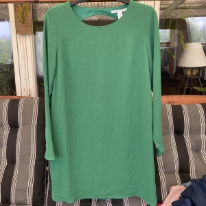 ”Finare” klänning - Supersnygg grön klänning ifrån Nelly. Den är aningen grönare i verkligheten, svårt att få rättvis färg på bild. Lite öppen i ryggen, se bild 2. Fint skick!