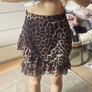 Kjol - Kjol i leopard mönster