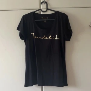 T-shirt - Helt ny! Passar både S och M