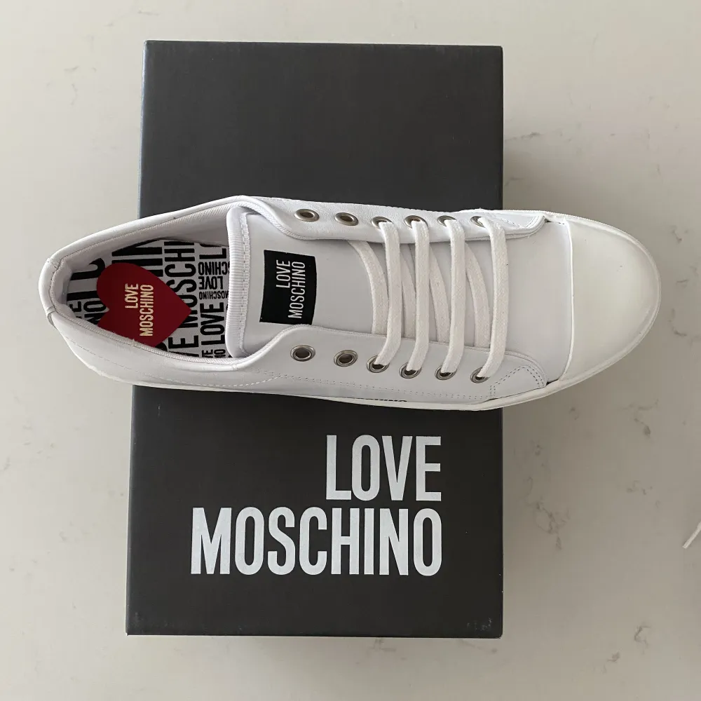 Säljer mina helt oanvända Love Moschino sneakers. De är i strl. 41 men är alldeles för små för mig som normalt har den storleken. De passar min syster som har storlek 38. Köpta för ca 3000kr på bestsecret. Skriv för fler bilder eller frågor ☺️. Skor.