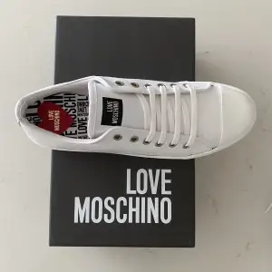 Säljer mina helt oanvända Love Moschino sneakers. De är i strl. 41 men är alldeles för små för mig som normalt har den storleken. De passar min syster som har storlek 38. Köpta för ca 3000kr på bestsecret. Skriv för fler bilder eller frågor ☺️