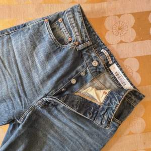 Extra långa jeans från Our Legacy, passar utmärkt för långa personer eller för er som gillar när det blir extra skrynkligt nertill. Men framför allt är dom sjukt snygga till högklackade skor!   Knappt använda.  Nypris: 2900 kr.