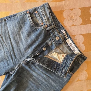 Nya jeans från Our legacy! - Extra långa jeans från Our Legacy, passar utmärkt för långa personer eller för er som gillar när det blir extra skrynkligt nertill. Men framför allt är dom sjukt snygga till högklackade skor!   Knappt använda.  Nypris: 2900 kr.