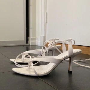 Klackar  - Fina klackar från hm i storlek 39. Använda 3 gånger men de syns på de att de är använda under skon. Man knyter de genom snörning 