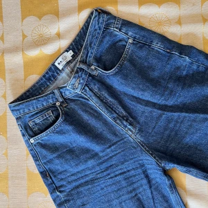 Visa jeans från NAKD - Mellanblåa vida jeans i följsamt material från NAKD. Mycket mjuka och sköna. Inga skador. Nypris: 500.