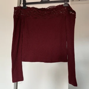 Vinröd off shoulder tröja ❤️ - Vinröd off shoulder tröja från h&m ❤️i jättefint skick!  