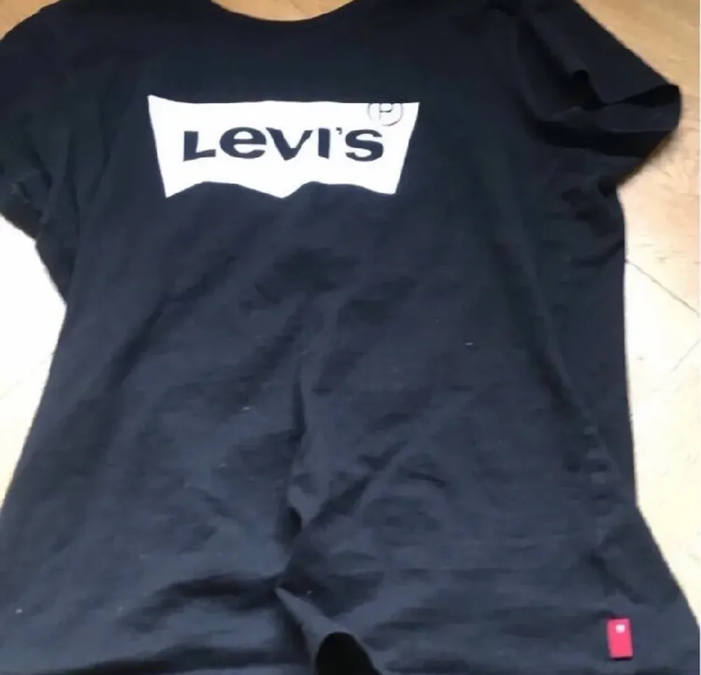 Vanlig svart Levis T-shirt. Bra skick, använd cirka 4 gånger 💗. T-shirts.