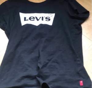 Vanlig svart Levis T-shirt. Bra skick, använd cirka 4 gånger 💗