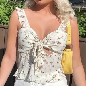 Blommig knyt topp - Blommig knyt topp från Nelly 