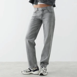 Gina tricot jeans - Säljer dessa low waist straight jeans från Gina tricot i en jättefin grå färg. Sitter superfint och i perfekt skick, säljer då jag inte får användning för de längre.   Kontakta för fler frågor eller bilder!💕