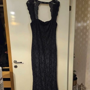 Mörkblå festklänning stl L - Klänning användes en gång och är i storlek L