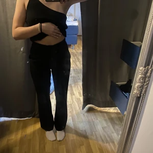 Kostymbyxor - Kostymbyxor från bikbok i storlek 32 säljer då dom är lite förstora för mig. Säljer för 150kr + frakt💕💕