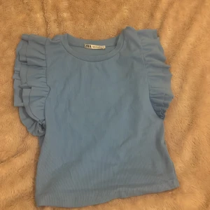 Volang topp  - Blå volang topp ifrån zara ettiketen är lite lös.