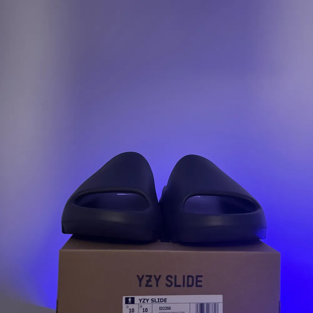 Säljer yeezy slides i 44,5 har online kvitto. TÄNK PÅ ATT DU SKA KÖPA EN STORLEK STÖRRE📌. Skor.