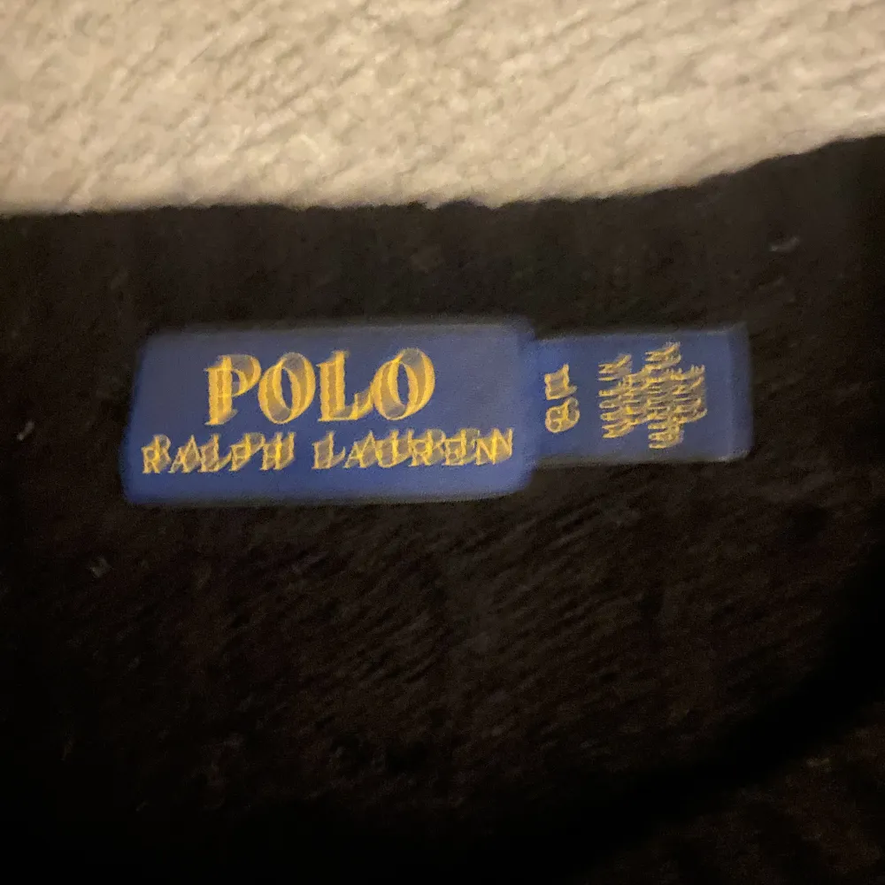 Svart tröja med volanger från Ralph Lauren, säljes då den är för stor. Storlek M och väldigt fint skick, skön 💞. Tröjor & Koftor.