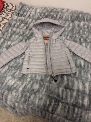 Parajumoer dunjacka. - Ljusgrå, stlk 10. Lite använd.