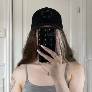 Keps - Svart keps som jag sytt ett hjärta på. Säljer för 50 kr plus frakt 💖