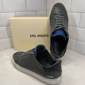 Axel Arigato clean 90 - Ett par Axel arigato Clean 90 som är sjukt snygga. Skicket är 7/10 då dem är använda men som du ser på bilderna är dem sjukt fräscha! Priset kan diskuteras vid smidig affär😊