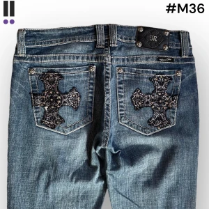 M36 lågmidjade bootcut missme jeans  - M36 MissMe jeans i model Boot 💜 Tag 31W 💜Midja (rakt över) 43cm 💜 Innerben 80cm 💜 Ytterben 109cm 💜 Benöppning 23cm 💜 saknar sten 💜Våra mått blir W=33 och L=31 💜 Men jämför alltid måtten med ett par jeans som sitter bra 💜