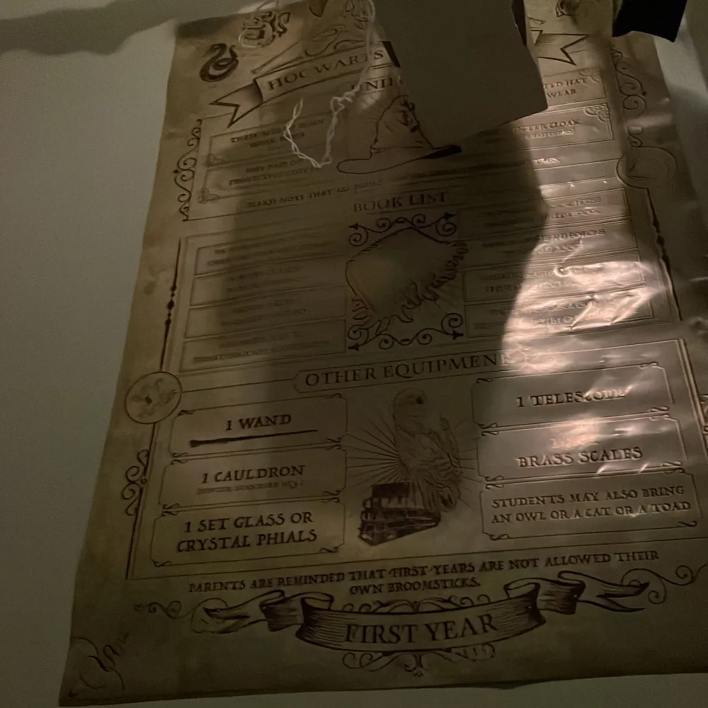 Säljer denna Harry Potter poster, inga anmärkningsvärda defekter💕 väldig fin men jag är inte så stort Harry Potter fan längre därför säljer jag, man kan köpa den online, då kosta den 89:- ish 💕 hör av dig vid fler frågor🤩. Muu.