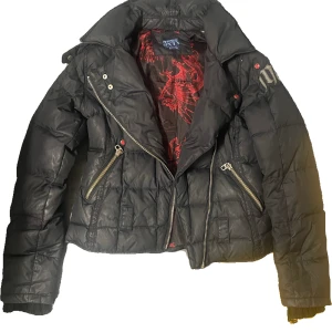 Miss Sixty jacka - Ascool jacka från miss sixty 🤩storlek m men är liten i storleken så passar s, den har en liten reva i ena ärmen så priset kan såklart diskuteras 💕